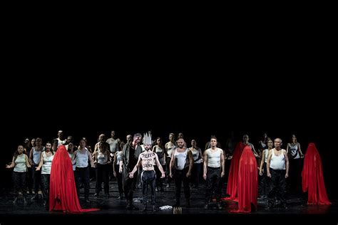 Ernani - A Powerful Ballad Evolves into a Triumphant March Through Italian Opera History